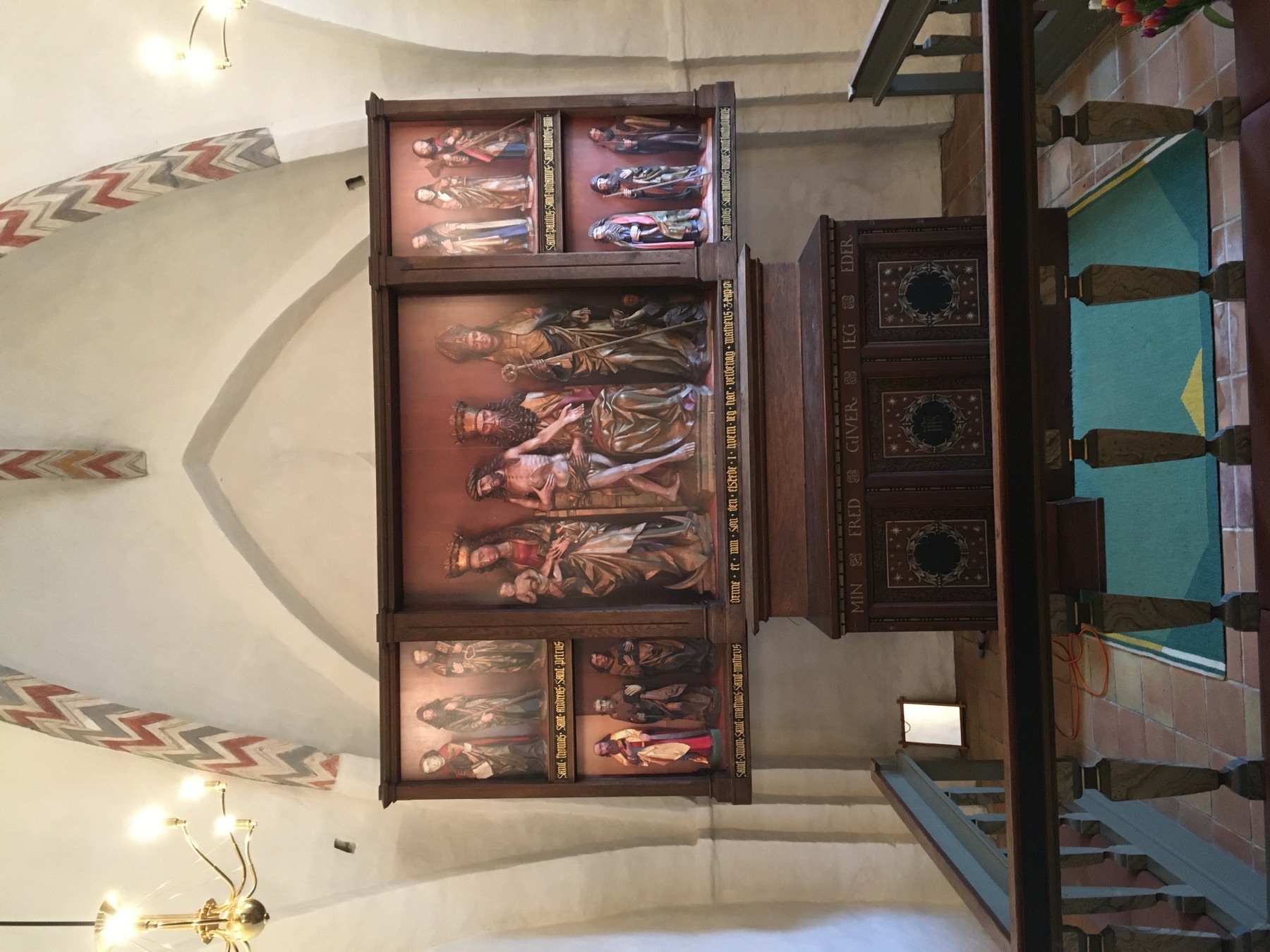 Restaureret alterparti i kirke